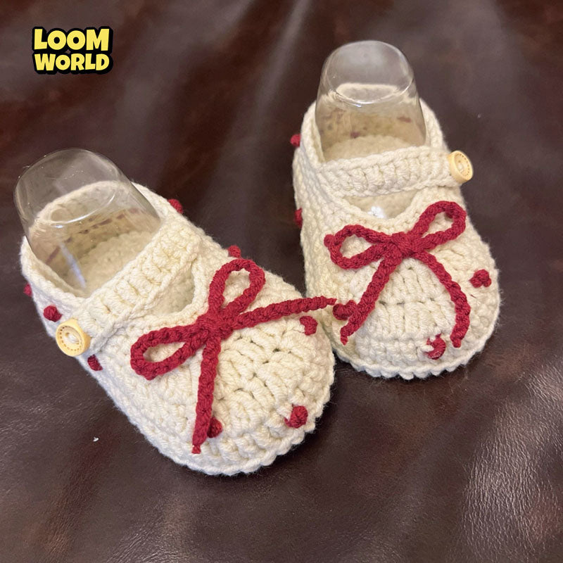 LW12-🤍🎀 Handgehäkelte Babyschuhe mit roter Schleife – Weiche Neugeborenen-Schuhe aus Baumwolle | Perfektes Geschenk 👶✨