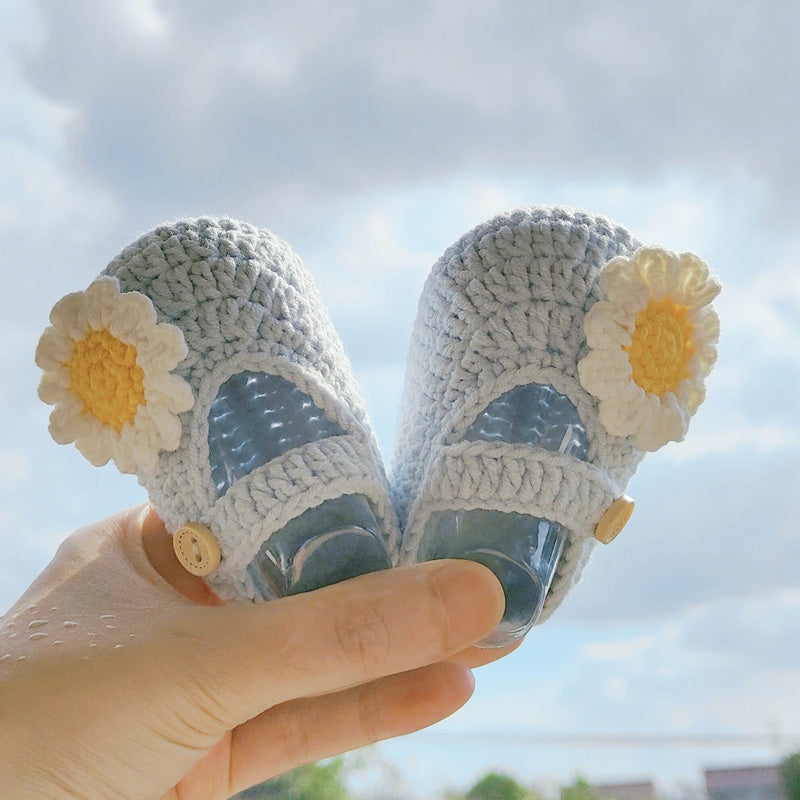 LW08-💙🌼 Niedliche Baby-Booties aus Häkelarbeit mit Gänseblümchen – Perfektes Neugeborenen-Geschenk