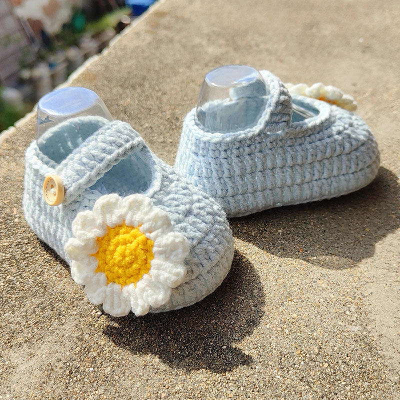 LW08-💙🌼 Niedliche Baby-Booties aus Häkelarbeit mit Gänseblümchen – Perfektes Neugeborenen-Geschenk