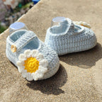 LW08-💙🌼 Niedliche Baby-Booties aus Häkelarbeit mit Gänseblümchen – Perfektes Neugeborenen-Geschenk