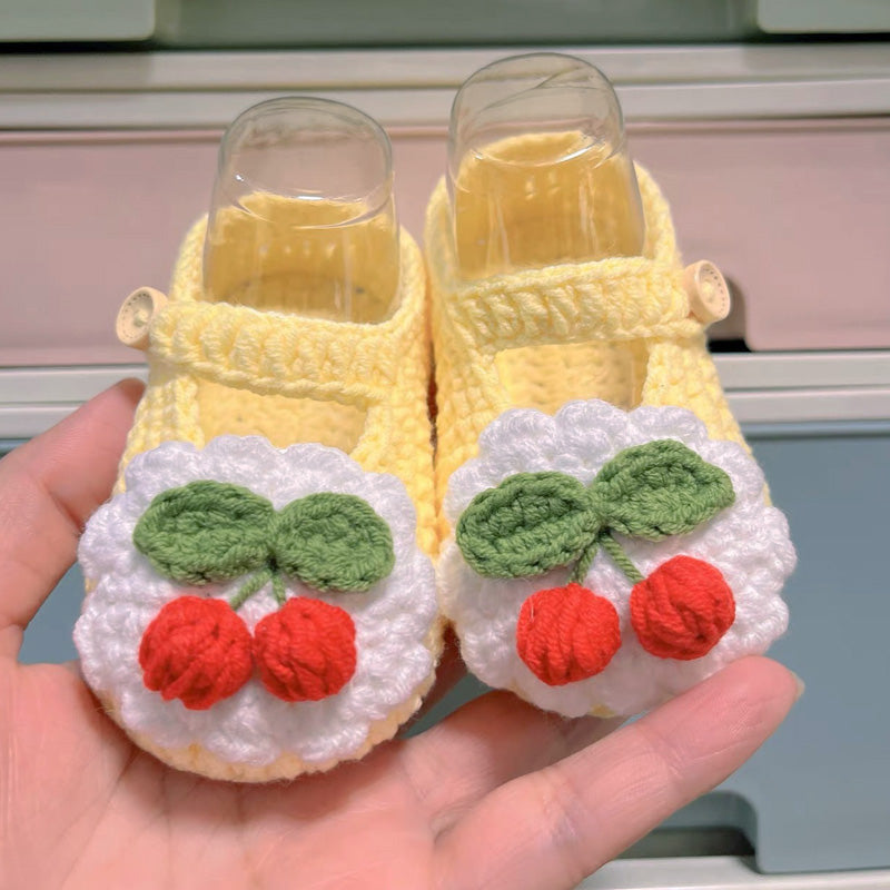 LW09-🍒👶 Handgehäkelte Baby-Schuhe in Hellgelb mit Kirschen-Dekor – Süßes Geschenk zur Geburt